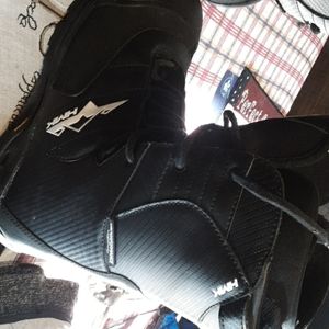 Snowboard boots